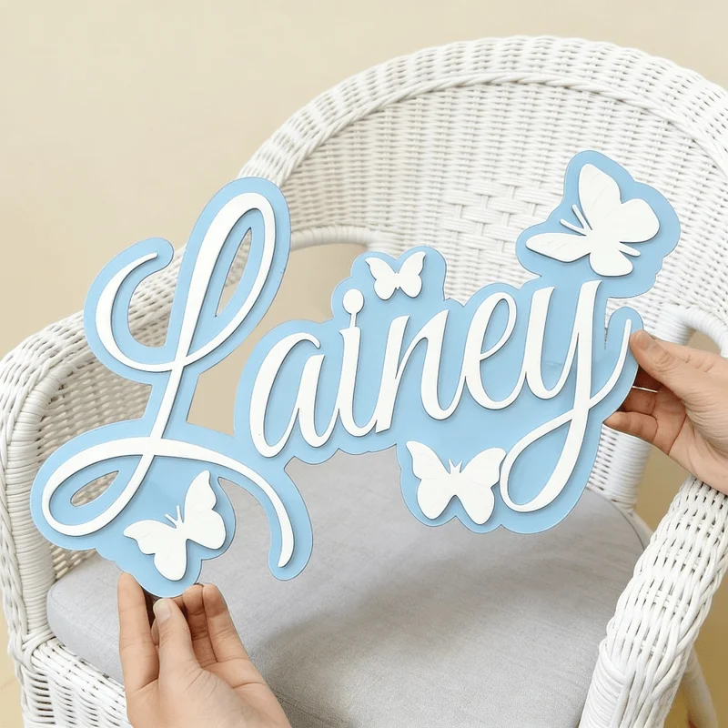 Baby Nursery Wall - パーソナライズされた赤ちゃんの名前プレート、白い蝶の青いデザイン、子供部屋用のミニマルな壁飾り